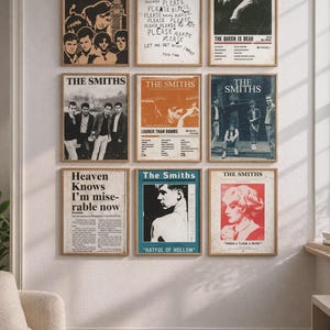 Puede incluir: Nueve carteles enmarcados con obras de arte de la banda The Smiths. Los carteles tienen varios diseños, incluyendo portadas de álbumes y arte basado en texto. La paleta de colores incluye negro, blanco, rojo y azul, con una estética vintage.