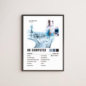 Könnte beinhalten: Gerahmtes Poster mit dem Albumcover von Radioheads "OK Computer". Das Kunstwerk zeigt eine Autobahn in Blau- und Weißtönen, den Albumtitel, die Titelliste und ein Datum. Das Poster ist in einem schwarzen Rahmen.