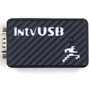 Puede incluir: Un letrero de madera rústica con la palabra "Welcome" en letras blancas. El letrero presenta un acabado envejecido y un diseño simple y acogedor, ideal para un porche o entrada.