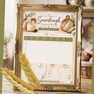 Może przedstawiać: Arkusz do śledzenia zakwasu chlebowego w ozdobnej złotej ramie. Dokument zawiera napis 'Printable Sourdough Tracker' oraz ilustracje słoika z zakwasem i bochenka chleba. Zawiera tabelę do zapisywania danych dotyczących karmienia zakwasu.