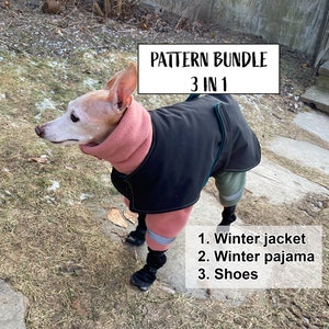 Könnte beinhalten: Ein kleiner Hund trägt eine schwarze Winterjacke mit rosa Fleecefutter, grüne Hosen und schwarze Schuhe. Der Text "PATTERN BUNDLE 3 IN 1" befindet sich über dem Hund. Der Text "1. Winterjacke 2. Winterpyjama 3. Schuhe" befindet sich unter dem Hund.