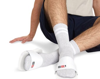 Sandalias blancas tipo chanclas con tiras extraíbles para piscina.