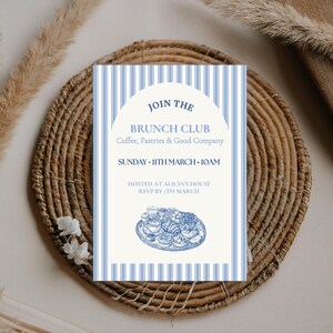 Könnte beinhalten: Eine blau-weiß gestreifte Einladung für einen Brunch-Club mit dem Text "Join the Brunch Club" und Details zur Veranstaltung, einschließlich Datum, Uhrzeit und Ort. Die Einladung enthält auch eine Illustration von Brunch-Artikeln.