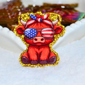 以下が含まれることがあります： 白い文字で「Welcome to our home」と書かれた素朴な木製の看板。 傷んだ仕上がりとシンプルで魅力的なデザインで、玄関や玄関に最適です。