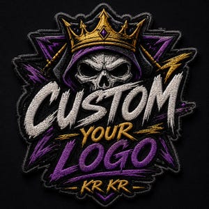 Op de afbeelding: Een geborduurde patch met een schedel die een gouden kroon draagt, tegen een paarse en zwarte driehoekige achtergrond. De tekst luidt CUSTOM in wit, YOUR in goud, LOGO in paars en KR KR onderaan in goud, alles met een getextureerde afwerking.