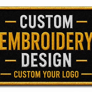 Op de afbeelding: Een rechthoekige geborduurde patch met een zwarte achtergrond en een gouden rand. De tekst luidt CUSTOM in wit, EMBROIDERY in goud, DESIGN in wit en CUSTOM YOUR LOGO in goud, geaccentueerd door horizontale gouden lijnen aan de zijkanten.