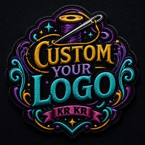 Op de afbeelding: Een geborduurde patch met een paarse garenklos en een zilveren naald aan de bovenkant. De tekst luidt CUSTOM YOUR LOGO in goud en talingblauw, met KR KR op een roze banner onderaan. Het ontwerp bevat paarse, talingblauwe en gouden krullen.