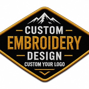 Op de afbeelding: Een ruitvormige geborduurde patch met een zwarte achtergrond en een gouden rand. Het bevat een witte bergafbeelding boven de gouden tekst CUSTOM EMBROIDERY DESIGN, gevolgd door de witte tekst CUSTOM YOUR LOGO en een gouden chevron.