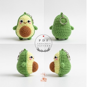Puede incluir: Un conjunto de cuatro llaveros de aguacate de ganchillo. Cada llavero presenta un exterior verde, un hueso marrón y una cara sonriente. Los llaveros están hechos a mano y tienen un llavero de metal adjunto. También incluye el texto "PDF Crochet Pattern".