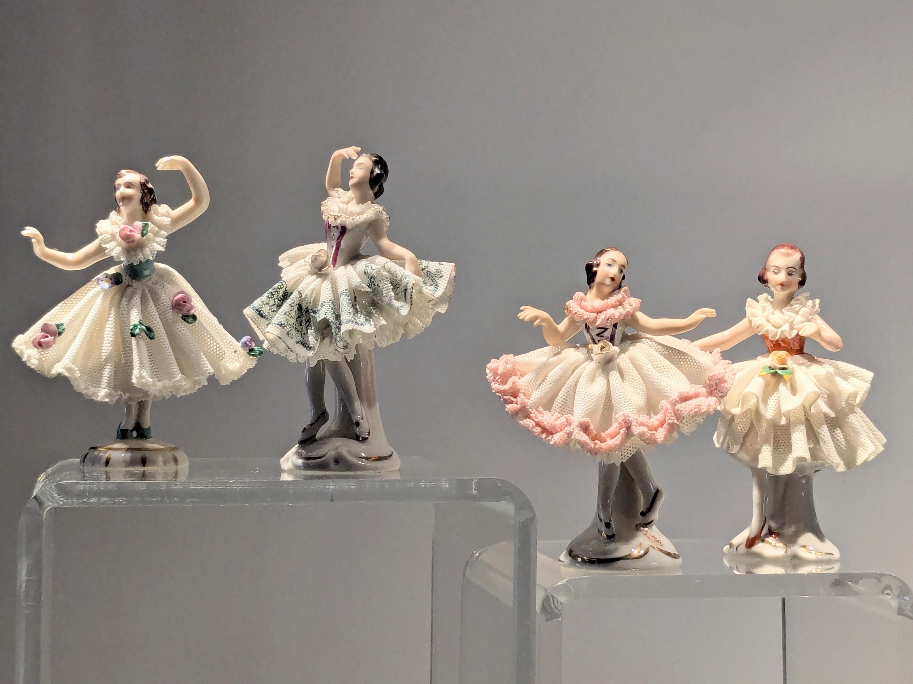 FIGURES Pot style baroque Enfants dansant en porcelaine La Danse