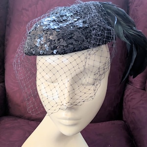 OUTSTANDING 1950\'s BLACK FELT PILLBOX - VELVETY LEAVES, VEILING & LARGE FEATHER 50 main image 3