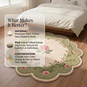 Op de afbeelding: Een rond tapijt met geschulpte randen, een cr&egrave;mekleurig midden met een rozenmotief, omringd door een saliegroene rand versierd met rozenknoppen en ranken. De tekst luidt: What Makes It Better? MATERIAL: Premium 100% Tufted New Zealand Wool. PILE: Hand-Tufted Dense High-Low Texture for Comfort & Definition. CUSTOMIZATION: Choose Your Color, Shape, & Size to Match Your Space.