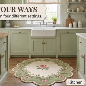 Op de afbeelding: Een rond tapijt met geschulpte randen, een cr&egrave;mekleurig midden met een roze roos en groene bladeren, omringd door een saliegroene rand met roze rozenknoppen. De tekst "OUR WAYS in four different settings." en "Kitchen" zijn zichtbaar.