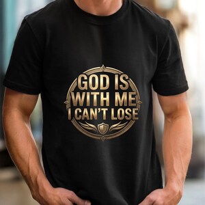 神は私と共にいる、私は負けないTシャツ | 信仰とキリスト教の聖句Tシャツ
