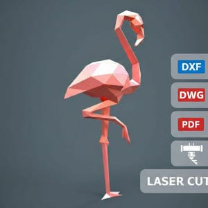 Puede incluir: Una escultura geométrica de flamenco rosa, con cuello y patas largos, de pie sobre una pata. La imagen incluye el texto "DXF", "DWG", "PDF" y "LASER CUT". El flamenco está hecho de múltiples planos planos.