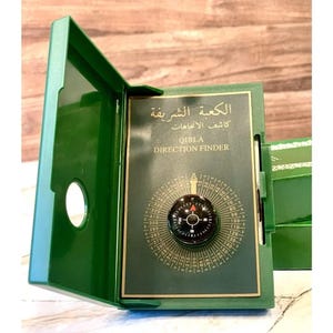 Qibla-riktningsfinnare, kompass som visar riktningen Al-Kabba, världen över med stadsindexnummer (guidebok)