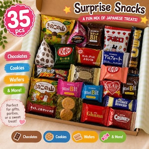 Könnte beinhalten: Ein Karton gefüllt mit 35 verschiedenen japanischen Snacks, darunter einzeln verpackte Schokolade, Kekse und Waffeln. Auf dem Deckel steht der Text Surprise Snacks A FUN MIX OF JAPANESE TREATS! sowie die Angabe 35 pcs.