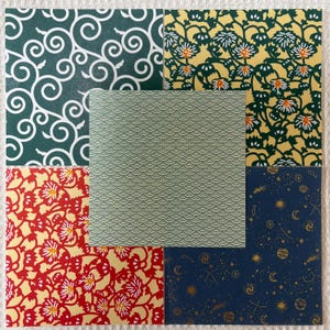 Könnte beinhalten: Eine Sammlung von fünf quadratischen Papierbögen mit verschiedenen Mustern: ein dunkelgrüner Bogen mit weißen Schnörkeln, ein gelber Bogen mit grün-weißen Blumen, ein roter Bogen mit goldenen Blumenmotiven, ein dunkelblauer Bogen mit goldenen Himmelsmotiven und ein zentraler hellgrüner Bogen mit einem sich wiederholenden Wellenmuster.