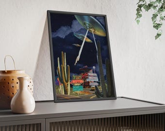 Posters met een buitenaardse invasie in de woestijn | Muurdecoratie met een UFO-nachthemel in een motel