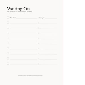 Peut inclure: Un bloc-notes crème avec le titre "Waiting On" en haut. Le bloc-notes comprend des sections pour les tâches et les détails d'attente, avec des cases à cocher et des lignes pour les entrées. Le texte "Tasks that depend on a response, approval, or next step" est également visible.