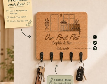 Puede incluir: Llavero de madera con el texto "Our First Flat", personalizado con nombres y una fecha. Presenta un diseño de puerta y balcón, con cinco ganchos para llaves. Incluye una nota que dice "Personalise each line!"