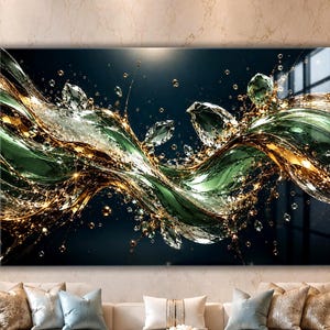 Può includere: Un'opera d'arte murale rettangolare con uno sfondo scuro e onde liquide vorticose in tonalità verde smeraldo e oro metallizzato, accentuate da cristalli scintillanti e goccioline sospese in movimento su tutta la superficie.