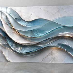 Könnte beinhalten: Ein rechteckiges Wandbild mit einem geschichteten, abstrakten Design aus fließenden Wellen in hellblauen, tiefen blaugrünen und weißen Marmortexturen. Die Komposition enthält metallische Goldakzente entlang der Kanten der geschwungenen Formen.