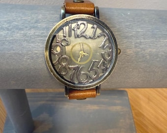 Shsby Vintage Style Quartz Watch Oversized Cutout Brass Numerals Unisex Fashion Wristwatch