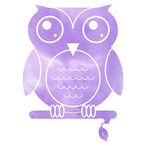 Pu&ograve; includere: Un gufo acquerellato viola con contorno bianco, seduto su un ramo con una foglia. Il gufo ha occhi grandi e un design semplice.