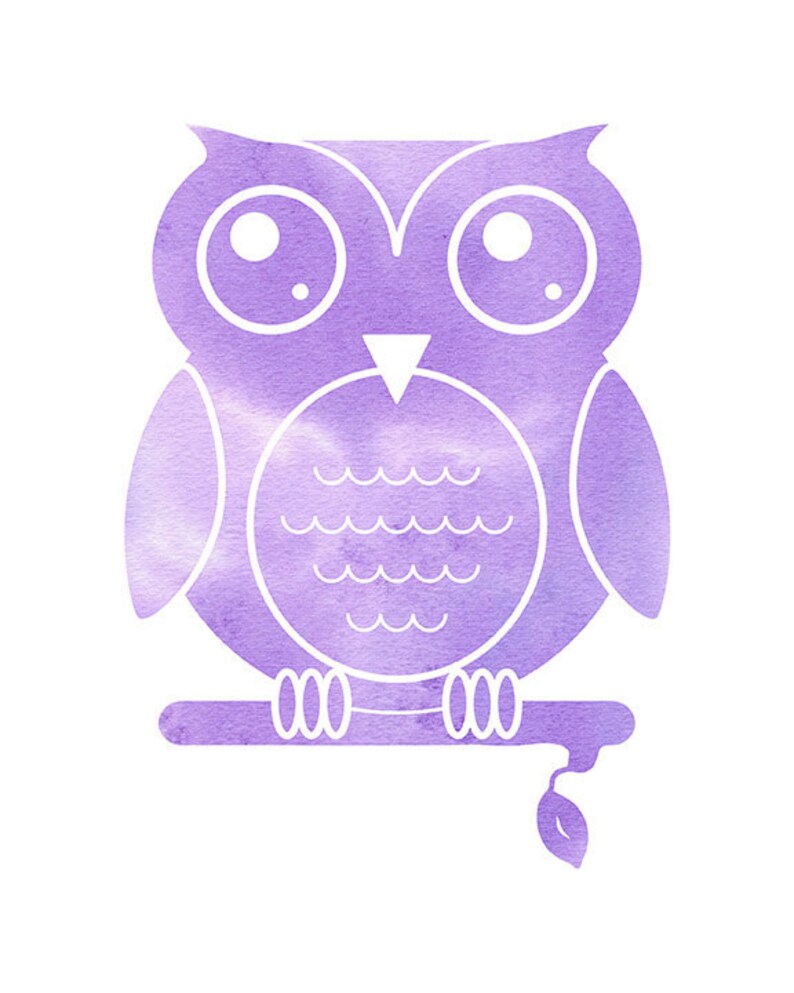 Pu&ograve; includere: Un gufo acquerellato viola con contorno bianco, seduto su un ramo con una foglia. Il gufo ha occhi grandi e un design semplice.