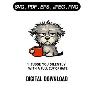 Könnte beinhalten: Digitaler Download einer Grafik mit einem mürrischen Cartoon-Hund, der eine rote Kaffeetasse hält. Der Hund hat graues Fell und einen müden Gesichtsausdruck. Text: "I JUDGE YOU SILENTLY WITH A FULL CUP OF HATE." Enthält Dateiformate: SVG, PDF, EPS, JPEG, PNG.
