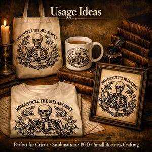 Puede incluir: Varios art&iacute;culos con un dise&ntilde;o de esqueleto y el texto "Romanticize the Melancholy". La imagen muestra un bolso de mano, una taza, una camiseta y una impresi&oacute;n enmarcada. El dise&ntilde;o incorpora rosas y una pluma.