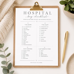 Peut inclure: Une liste de contrôle pour sac d'hôpital sur un presse-papier marron avec une pince dorée. Le document comporte des sections pour maman, bébé, partenaire et articles de dernière minute avec des cases à cocher. Un stylo doré est posé à droite.