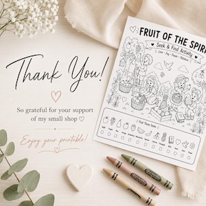 Puede incluir: Una hoja de actividades imprimible "Fruto del Esp&iacute;ritu" busca y encuentra con una ilustraci&oacute;n en blanco y negro de ni&ntilde;os recogiendo fruta. La imagen incluye tres crayones Crayola, un coraz&oacute;n de madera y el texto "&iexcl;Gracias!" y "&iexcl;Disfruta de tu imprimible!"