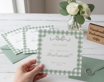Salbei Gingham Brautjungfer Vorschlag Karte, Moderne Elegante Brautparty Einladung, Kokette Schleife Willst du Meine Brautjungfer sein, 5 x 5 Zoll & 14 x 14 cm
