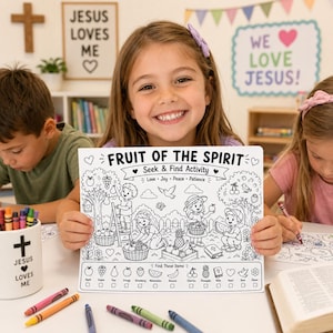 Puede incluir: Una ni&ntilde;a sonr&iacute;e mientras sostiene una p&aacute;gina para colorear en blanco y negro titulada "Fruit of the Spirit: Seek & Find Activity". La p&aacute;gina presenta ilustraciones de ni&ntilde;os recogiendo fruta y las palabras "Love, Joy, Peace, Patience."
