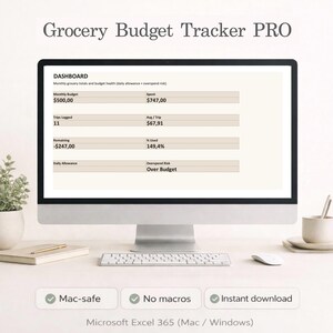 Puede incluir: Un monitor de computadora muestra un panel de control "Grocery Budget Tracker PRO". La pantalla muestra detalles del presupuesto, incluido el presupuesto mensual, los gastos y los promedios de viaje. La configuración incluye un teclado, un ratón y una taza en un platillo. El texto en la parte inferior indica que es seguro para Mac, no tiene macros y es de descarga instantánea.