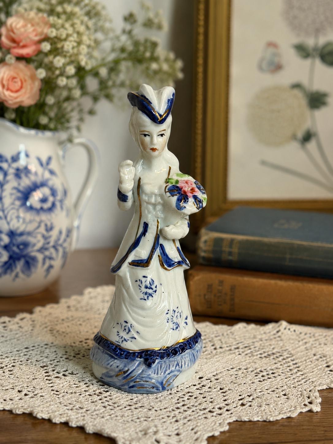 陶器製 女性フィギュア 置物 ブルー＆ホワイト Victorian white and blue porcelain figurine - Etsy 日本