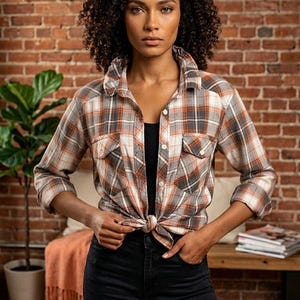 Camisa a cuadros reciclada – Talla pequeña – Marca Buckle – Cuadros grises y óxido – Top estilo western – Camisa estilo vaquera con cuello de volantes