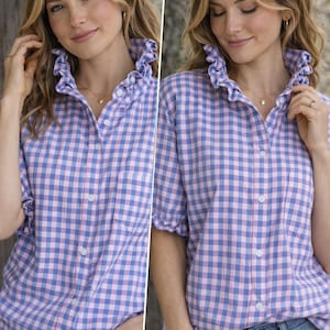 Puede incluir: Camisa a cuadros rosas y azules con cuello con volantes y mangas cortas. La camisa abotonada se combina con vaqueros azules. El estilo es informal y femenino, ideal para el día a día.