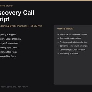 Puede incluir: Una descarga digital titulada "Discovery Call Script" para planificadores de bodas y eventos. El gráfico en negro y dorado incluye una lista de temas como "Opening & Rapport" y "Budget Conversation", y una sección titulada "What's Inside".