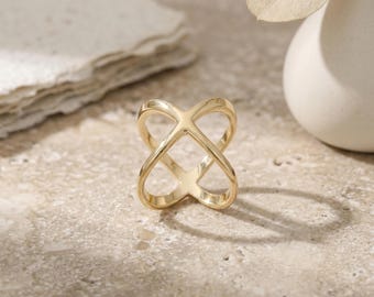 Hebilla de anillo entrelazado para bufanda en tono dorado: elegante accesorio para sujetar un chal.