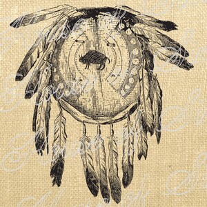 Peut inclure: Illustration en noir et blanc d'un bouclier amérindien avec des plumes. Le bouclier présente une image de bison au centre et est entouré de plumes. Le fond est de couleur beige.