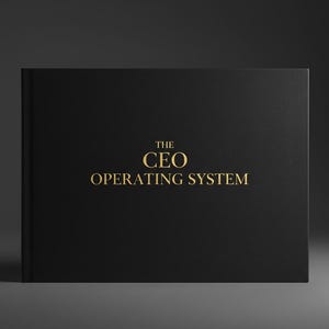 Puede incluir: Un libro negro con letras doradas que dice "THE CEO OPERATING SYSTEM". El libro está cerrado y parece ser de tapa dura. El fondo es un degradado gris oscuro.