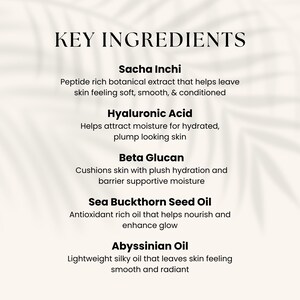 K&ouml;nnte beinhalten: Eine cremefarbene Grafik listet die wichtigsten Inhaltsstoffe f&uuml;r die Hautpflege auf. Der Text enth&auml;lt "Sacha Inchi", "Hyalurons&auml;ure", "Beta-Glucan", "Sanddornkern&ouml;l" und "Abessinier&ouml;l" mit Beschreibungen ihrer Vorteile.