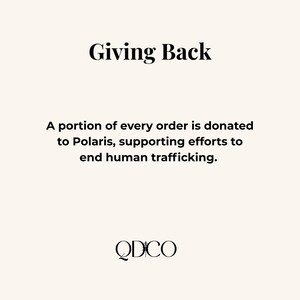 K&ouml;nnte beinhalten: Cremefarbene Grafik mit dem Text "Giving Back" in fetter, schwarzer Schrift. Darunter steht, dass ein Teil jeder Bestellung an Polaris gespendet wird, um Menschenhandel zu beenden. Das Logo "QDCO" befindet sich unten.