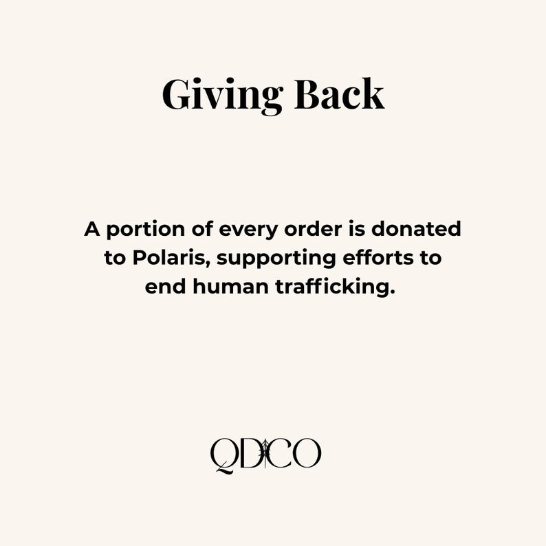 K&ouml;nnte beinhalten: Cremefarbene Grafik mit dem Text "Giving Back" in fetter, schwarzer Schrift. Darunter steht, dass ein Teil jeder Bestellung an Polaris gespendet wird, um Menschenhandel zu beenden. Das Logo "QDCO" befindet sich unten.