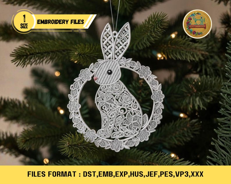 Op de afbeelding: Een wit, ingewikkeld ontworpen konijnenornament met een bloemenkrans, hangend aan een kerstboom. Het ornament heeft de tekst "EMBROIDERY FILES" en "1 SIZE". De afbeelding toont ook de bestandsformaten: DST, EMB, EXP, HUS, JEF, PES, VP3,XXX.