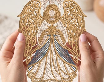 Op de afbeelding: Een geborduurd engelornament met ingewikkelde gouden draadfiligraanvleugels, een halo met een halve maan en een ster in het midden. De figuur heeft een wit en blauw gewaad met een ruitpatroon, gedetailleerd stikwerk en een ophanglus.