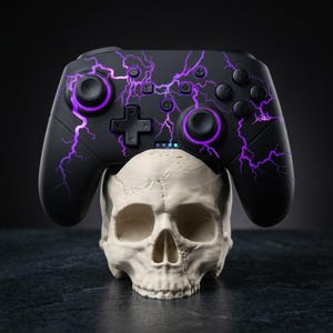 以下が含まれることがあります： 紫色の稲妻模様の黒いゲームコントローラーが白い頭蓋骨の上に置かれています。コントローラーにはボタンとジョイスティックがあります。頭蓋骨は詳細でリアルなモデルです。